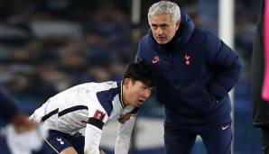 Tottenham-Trainer Jose Mourinho tröstet seinen Schützling Heung-Min Son.