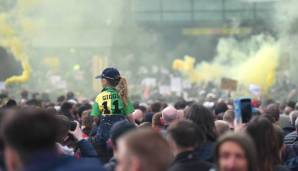 Die Fans trugen als demonstratives Zeichen ihres Protests Schals und Trikots in Grün und Gelb - den historischen Vereinsfarben des Traditionsklubs.