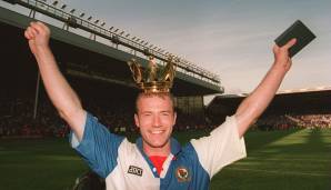 In den 90er Jahren galt United-Trainer Sir Alex Ferguson als großer Fan von ALAN SHEARER. Konkret wollte er den englischen Stürmer 1996 nach Manchester holen. Shearer entschied sich jedoch für einen Wechsel zu seinem Jugendklub Newcastle United.
