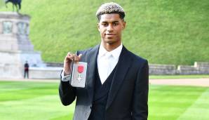 Der englische Fußball-Nationalspieler Marcus Rashford ist von Prinz William mit der MBE-Medaille als Mitglied des britischen Ritterordens geehrt worden.