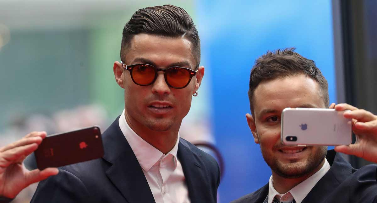 SOCIAL MEDIA: 365 Millionen Menschen folgen ihm auf Instagram, 150 auf Facebook, knapp 100 auf Twitter - eine weitere nette Einnahmequelle. Weit über eine Million kann Ronaldo mit einem einzigen Post auf Instagram dank seiner Reichweite verdienen.