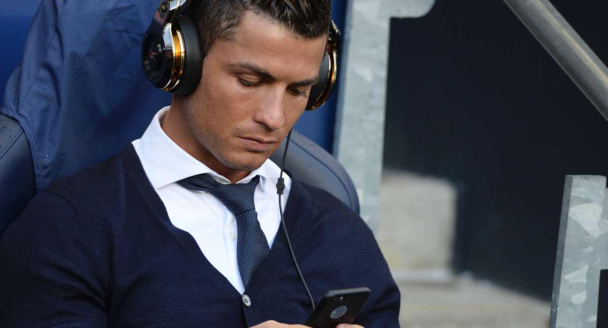 GAMING: Auch im Spiele-Sektor gibt es eine lange CR7-Historie. 2011 kam das iPhone-Spiel Heads Up with Cristiano auf den Markt, es folgte das Spiel Cristiano Ronaldo: Soccer Clash, mit dem der Karriereweg von Ronaldo beschritten werden kann.