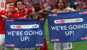 "Wir steigen auf!" James Garner, Brennan Johnson, Keinan Davis und Djed Spence (v.l.) feiern in Wembley Forest Aufstieg in die Premier League.