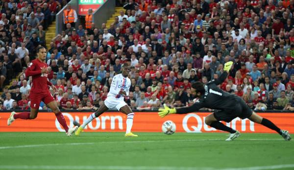 Rein damit: Wilfried Zaha trifft gegen Liverpool zum 1:0.