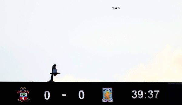 Wegen einer Drohne über dem Stadion musste die Partie zwischen Southampton und Aston Villa in der Premier League unterbrochen werden.