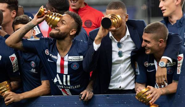 Ob sie mit dem Champions-League-Pokal auch solche Mätzchen machen würden? Neymar (von li.), Kylian Mbappe und Marco Verratti nach dem Gewinn des Ligapokals.