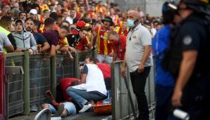 Wie der Sender France bleu berichtete, mussten einige blutüberströmte Verletzte per Krankenwagen aus dem Stadion abtransportiert werden. Sechs Personen erlitten leichte Verletzungen, zwei Rowdys wurden vorläufig festgenommen.