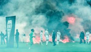 22. Oktober 2021: Der vierte, aber kleinste Vorfall der Saison. Erst eine Stunde später wurde das Spiel zwischen St. Etienne und Angers angepfiffen. Nachdem die Spieler den Rasen betreten hatten, landeten Pyrotechnik sowie Rauchbomben auf dem Spielfeld.