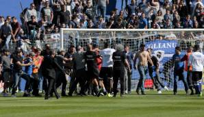 16. April 2017: Beim Spiel zwischen dem SC Bastia und Olympique Lyon stürmten die Heim-Fans gleich zweimal den Platz und attackierten die Profis der Gäste. Der erste Angriff wurde schon beim Aufwärmen unternommen, der zweite folgte …