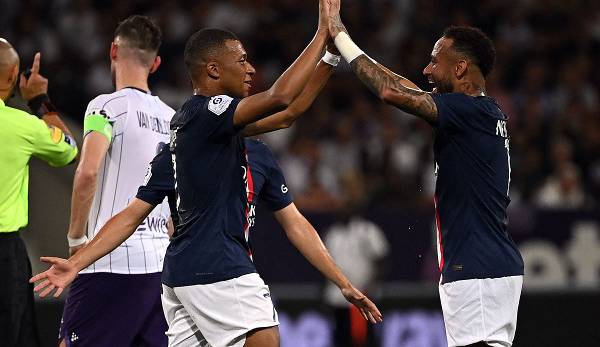 Kylian Mbappé (l.) gratuliert Neymar zu dessen Treffer in Toulouse.