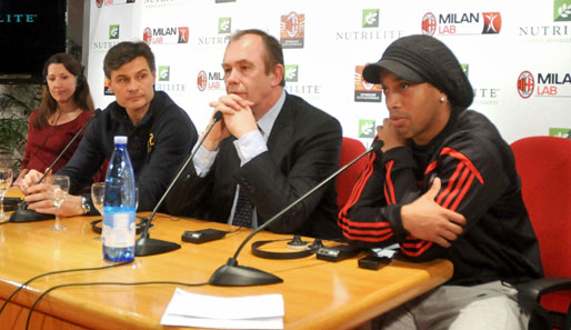 MilanLab-Projektleiter Daniele Tognaccini (2. v. l.) bei der Pressekonferenz in Milanello