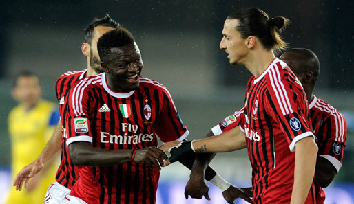 Gratulation von Ibra: Sulley Muntari schoss Milan zum Pflichtsieg bei Chievo Verona