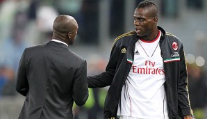 Auch Clarence Seedorf hat seine liebe Mühe, den aufbrausenden Mario Balotelli (r.) zu zähmen