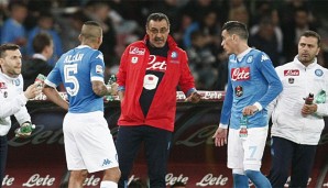 Maurizio Sarri (M.) ist seit 2015 Trainer von Neapel