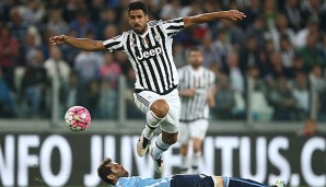 Sami Khedira springt über Senad Lulic