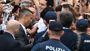 Nachdem Ronaldo ein paar Autogramme geschrieben hatte, ging es schnurstracks weiter zum Medizincheck. Am Abend wird die erste Pressekonferenz folgen.