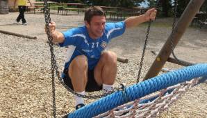 Oliver Kragl von Eintracht Braunschweig auf dem Wurmberg in einer Schaukel.