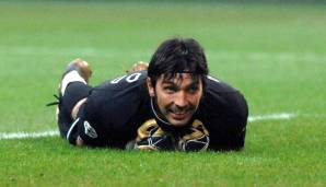 TOR - Gianluigi Buffon (28 Jahre, 37 von 42 Einsätzen): Der "ewige Gigi" war die unumstrittene Nummer eins, stand nur wenige Male nicht im Kader. Im Alter von 43 Jahren unterschrieb er in diesem Sommer einen Zweijahresvertrag in Parma.
