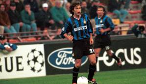 ANDREA PIRLO: Inter holte ihn 1998 aus Brescia. Bei den Nerazzurri vermochte "Il Maestro" nicht zu brillieren und wurde herumgereicht. 2001 folgte der Wechsel zu Milan, bei dem er zu einem der besten Mittelfeldspieler aller Zeiten avancierte.