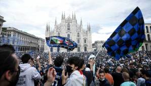 Fans von Inter Mailand feierten die Meisterschaft auf dem Domplatz.