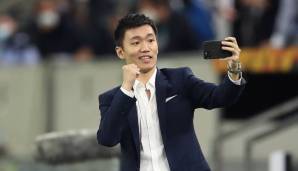 In der Coronakrise hatte Inter einen Kredit aufgenommen, der nun zurückgezahlt werden soll. 100 Millionen Euro sollen durch Spielerverkäufe generiert werden, zudem drohen Gehaltskürzungen - verordnet von Präsident Steven Zhang.