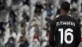 Der italienische Fußball-Rekordmeister Juventus Turin hat eine Untersuchung eingeleitet, nachdem es am Sonntag vor dem Spiel gegen den AC Mailand (1:1) zu rassistischen Beleidigungen gegen Gäste-Torwart Mike Maignan gekommen war.