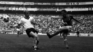 Gigi Riva lieferte sich im "Jahrhundertspiel" gegen Deutschland im Halbfinale der WM 1970 ein hartes Duell mit Berti Vogts.