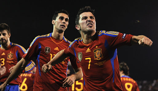 David Villa (r.) stößt Schalkes Raul vom Thron und ist jetzt Rekord-Torschütze Spaniens