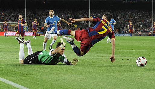 David Villa holte den Elfmeter für Barcelona vor dem 1:1 heraus