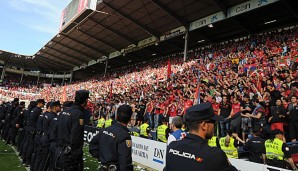 Beim Spiel zwischen Osasuna und Betis stürzte ein Zaun ein