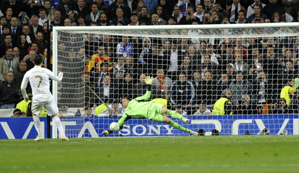 Manuel Neuer parierte im Champions-League-Halbfinale 2012 nicht nur einen Elfmeter von Cristiano Ronaldo.