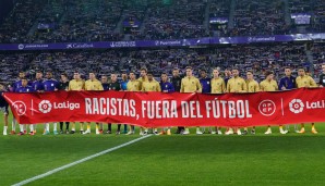 "Rassisten raus aus dem Fußball!" Die Spieler des FC Barcelona und von Real Valladolid mit einem gemeinsamen Statement gegen Rassismus.