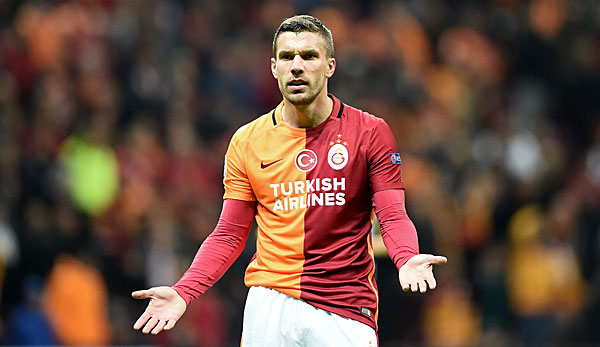 Lukas Podolski muss momentan mit einer Oberschenkelverletzung passen