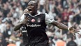 Vincent Aboubakar feiert seinen Treffer im Derby gegen Fenerbahce