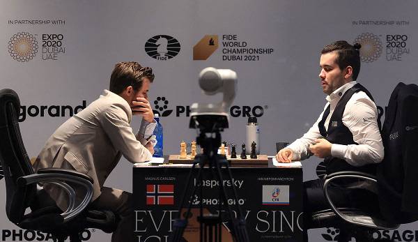 Carlsen, der seinen Titel bereits 2014, 2016 und 2018 erfolgreich verteidigt hatte, kennt seinen ein Jahr älteren Kontrahenten bereits seit Kindertagen.