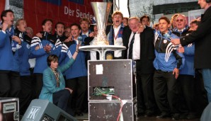Und dann ab vors Hans-Sachs-Haus! Die Schalker lassen sich feiern ...