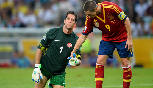 Fernando Torres (r.) überwand Tahitis Keeper Mikael Roche gleich vier Mal