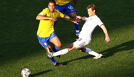 Der brasilianische Torschütze Felipe Melo (l.) lässt Jonathan Spector stehen