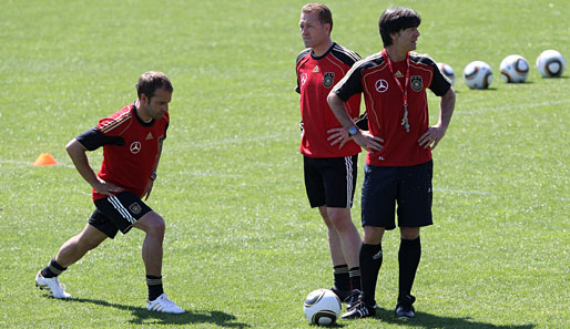 Auf Joachim Löw (r.), Andreas Köpke (M.) und Hansi Flick kommen schwierige Tage zu