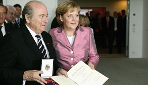 Sepp Blatter bekam das Bundesverdientskreuz aus den Händen von Kanzlerin Merkel