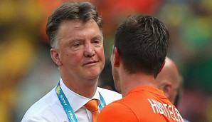 Trainer und Torschüzte: Louis van Gaal beglückwünscht Klaas-Jan Huntelaar