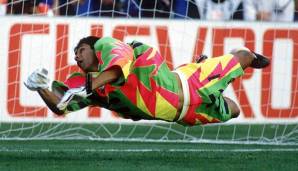 Mexiko 1994: Jorge Campos ist der Vater aller schrillen Torwarttrikots. Einige seiner Jerseys hat er sogar selber entworfen. Das sieht man auch...