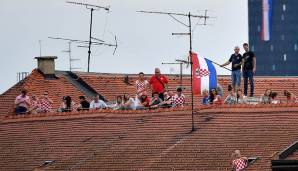 Niemand möchte es sich entgehen lassen, einen kleinen Blick auf die WM-Helden zu erhaschen.