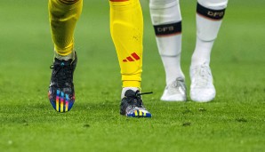 Sechs deutsche Spieler standen mit speziellen Regenbogen-Schuhen von adidas gegen Japan in der Startelf.