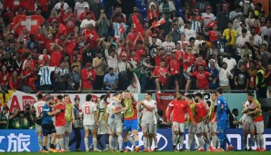 Jubel nach der Gruppenphase: Mit dem 3:2-Sieg gegen Serbien qualifizierten sich die Eidgenossen fürs Achtelfinale.