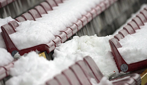 Der anhaltende Schneefall hat in Karlsruhe zu vereisten Tribünen geführt