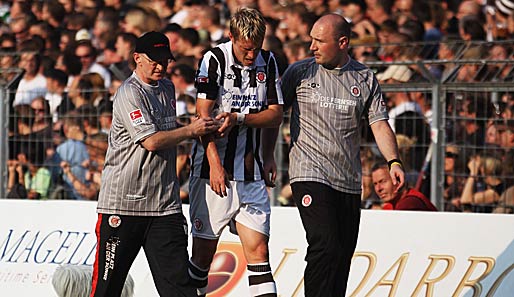 Entwarnung bei Pauli: Marius Ebbers (M.) hat sich nicht wie zunächst vermutet den Arm gebrochen