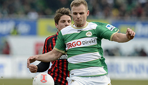 Der Noch-Fürther Bernd Nehrig (r.) wird den FC St. Pauli ab der kommenden Saison verstärken