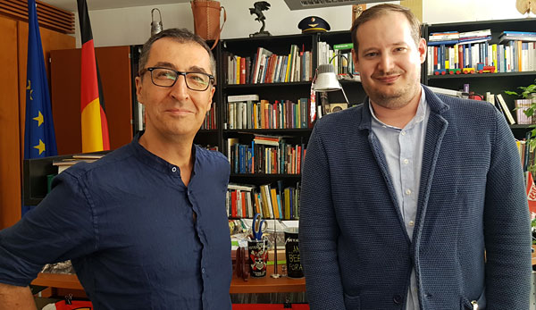 SPOX-Chefreporter Florian Regelmann traf Cem Özdemir in seinem Büro in Berlin.