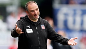 Trainer Frank Schmidt kann mit dem 1. FC Heidenheim aus eigener Kraft in die Bundesliga aufsteigen.